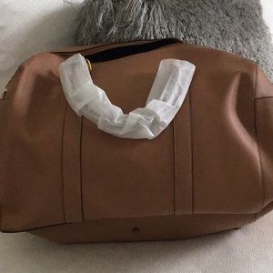 The weekender bag in Camel